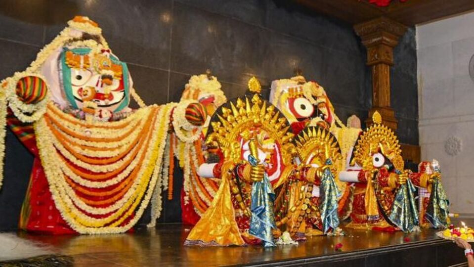 এই স্নানের জন্য আলাদা করে মণ্ডপ তৈরি করা হয় সেই মন্ডপে নিয়ে যাওয়া হয়, জগন্নাথ বলরাম সুভদ্রার বিগ্রহকে। তারপর জগন্নাথ মন্দিরে রীতি অনুযায়ী করানো হয় স্নান। সহস্র ধারা স্নানের পর অসুস্থ হয়ে পড়েন ভগবান জগন্নাথ। এই সময় ১৫ দিন বন্ধ থাকে মন্দির।(HT_PRINT)