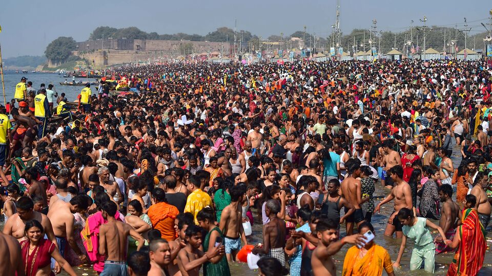 করোনার সময় যে সমীক্ষা হয়েছিল, তাতেই চিনকে ছাপিয়ে গিয়েছিল ভারত। এবার ২০২৫ সালেও তেমনটাই হতে চলেছে বলে জানাল রাষ্ট্রসংঘ। রাষ্ট্রপুঞ্জের জনসংখ্যা বিষয়ক দফতর ইউএনএফপি-র সাম্প্রতিক রিপোর্ট জানিয়েছে ভারত ২০২৫ সালের শেষে টেক্কা দিতে পারে চিনকে। শুধু চিন নয়, গোটা বিশ্বের নিরিখে সবচেয়ে বেশি জনসংখ্যা হবে দেশের। (প্রতীকী ছবি, ANI)