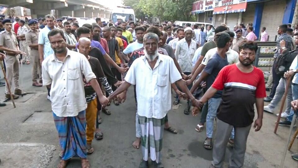 বিধানসভার একদিনের বিশেষ অধিবেশনে হিমন্ত বিশ্ব শর্মা অভিযোগ করেন, কংগ্রেস নাগরিকত্বকে গুরুত্ব দেয় না, কারণ তাদের এক নেতার পরিবারের চার সদস্যের মধ্যে তিনজনই বিদেশি। সেই সময় বিধানসভায় শাসক দলের বেঞ্চের সামনে ভিজিটর্স গ্যালারিতে বসেছিলেন কংগ্রেসের অসম ইউনিটের সভাপতি গৌরব গগৈ। এই মন্তব্য যে তাঁকে নিয়ে করা হয়েছে, তা স্পষ্ট। (ANI)