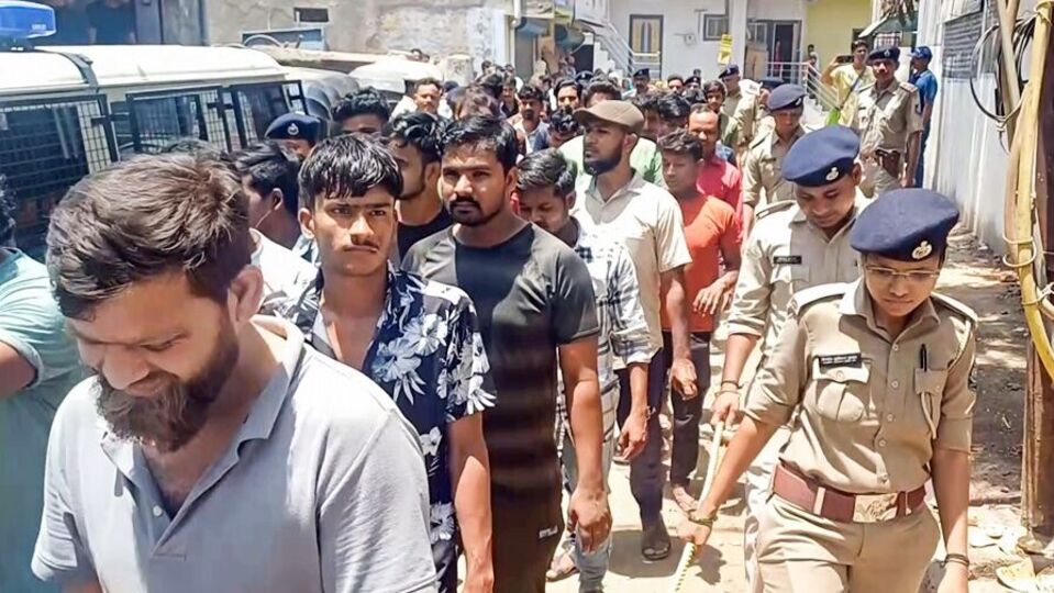 অসমের মুখ্যমন্ত্রী হিমন্ত বিশ্ব শর্মা সোমবার বলেছেন, রাজ্য সরকার অবৈধ বিদেশিদের চিহ্নিত ও নির্বাসনের জন্য ১৯৫০ সালের আইন প্রয়োগ করবে। হিমন্ত বিশ্ব শর্মার দাবি, এই আইনে জেলা কমিশনারদের হাতেই ক্ষমতা থাকবে যাতে তারা অবৈধবাসীদের বেআইনি ঘোষণা করে তাদের দেশ থেকে বের করে দিতে পারেন। (ANI-Grab )