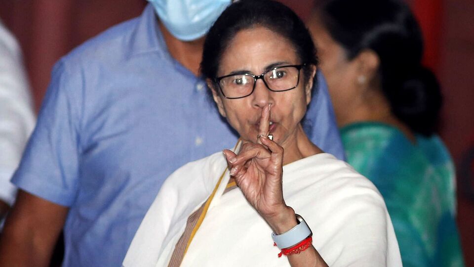 ওবিসি সংরক্ষণ নিয়ে তৈরি হওয়া জটিলতা নিয়ে বিধানসভায় মুখ খুললেন মুখ্যমন্ত্রী মমতা বন্দ্যোপাধ্যায়। তিনি জানান, তাঁর সরকার এর আগে যে ওবিসি সংরক্ষণ ১৭ শতাংশ করেছিলেন, তা কমিয়ে হাইকোর্ট ৭ শতাংশ করেছে। এই নিয়ে সুপ্রিম কোর্টে মামলা চলছে এখনও। এর জেরে শিক্ষাক্ষেত্রে পড়ুয়াদের ভর্তি বা চাকরির ক্ষেত্রে নিয়োগে সমস্যা দেখা দিচ্ছে। (Saikat Paul)