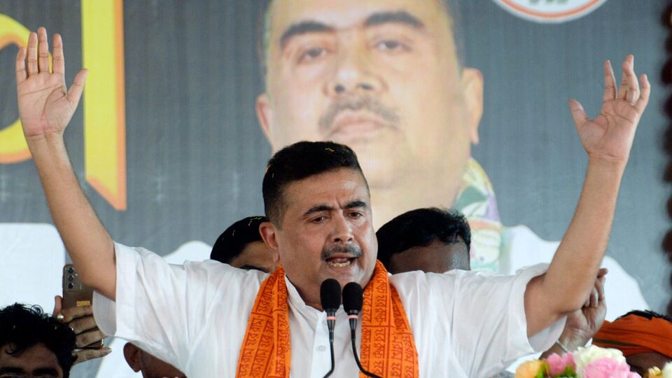 এদিকে ওবিসি ইস্যুতে মুখ্যমন্ত্রী মমতা বন্দ্যোপধ্যায়ের বক্তব্যের পরই সেই বিষয়ে বলতে চেয়ে উঠে দাঁড়িয়েছিলেন বিরোধী দলনেতা শুভেন্দু অধিকারী। তবে তাঁকে বলার অনুমতি দেননি স্পিকার। পরে শুভেন্দু অধিকারী এই নিয়ে বলেন, 'মুসলিম তোষণের সরকার চলছে। সুপ্রিম কোর্টে বিচারাধীন বিষয় নিয়ে মুখ্যমন্ত্রী কি বিবৃতি দিতে পারেন?' (Saikat Paul)