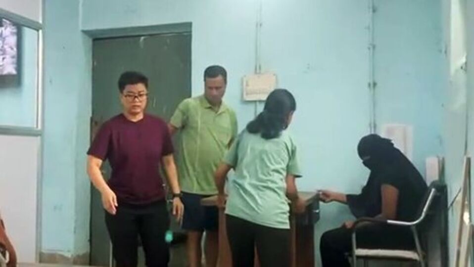 সোনমের খোঁজে তল্লাশি চলতে থাকে। ৪ জুন, তদন্তকারীরা ঘটনাস্থলে একজন মহিলার সাদা শার্ট, ওষুধের একটি স্ট্রিপ, একটি ক্ষতিগ্রস্থ মোবাইল ফোনের স্ক্রিন এবং একটি স্মার্টওয়াচ সহ বেশ কিছু প্রমাণ পেয়েছিল। সরকারিভাবে খুনের মামলা রুজু করা হয়েছে ততদিনে। (ANI Grab)