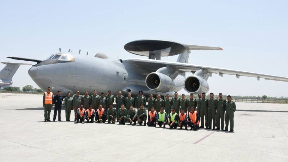 ব্রাজিল থেকে আরও ছয়টি এমব্রায়ার বিমান কেনার প্রস্তাব গ্রহণ করতে চলেছে প্রতিরক্ষা মন্ত্রক। সেই সব বিমানে ডিআরডিও-র তৈরি নেত্রা মার্ক ১এ মাউন্টেড এইএসএ রাডার ব্যবহার করতে চায় প্রতিরক্ষা মন্ত্রক। অর্থাৎ, ব্রাজিল থেকে এমব্রায়ার বিমান কিনে সেগুলিকে AWACS (এয়ারবোর্ন আর্লি ওয়ার্নিং অ্যান্ড কন্ট্রোল)-এ পরিণত করতে চায় সরকার। 