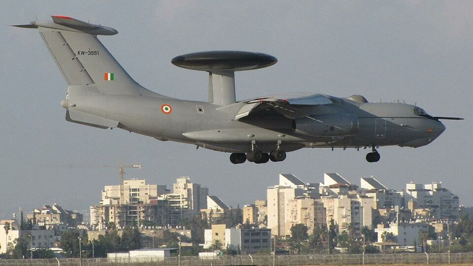 চিন পাকিস্তানকে ইউয়ান-ক্লাস ডিজেল সাবমেরিন, ফ্রিগেট এবং সশস্ত্র ড্রোন সরবরাহ করছে, অন্যদিকে তুরস্ক করভেট তৈরি করছে, অগাস্টা ৯০বি সাবমেরিনকে আপগ্রেড করছে এবং ইসলামিক দেশটির জন্য এফ-১৬ বিমানের খুচরা যন্ত্রাংশ সরবরাহ করছে। এই প্রেক্ষাপটে ভারতীয় সামরিক বাহিনী এই সংঘর্ষ থেকে উদ্ধার হওয়া পাক অস্ত্রগুলি, যেমন চিনে তৈরি পিএল-১৫ মিসাইল, ফতেহ রকেট এবং তুর্কি নির্মিত ওয়াইআইএইচএ ড্রোনেক পর্যালোচনা করাচ্ছে। ভারতই এখন একমাত্র দেশ যাদের কাছে জে-১০, জেএফ-১৭ যুদ্ধবিমান, এইচকিউ-৯ এয়ার ডিফেন্স সিস্টেম, এসএইচ-১৫ হাউইৎজারের মতো চিনা অস্ত্র ব্যবস্থার যুদ্ধের তথ্য রয়েছে। 