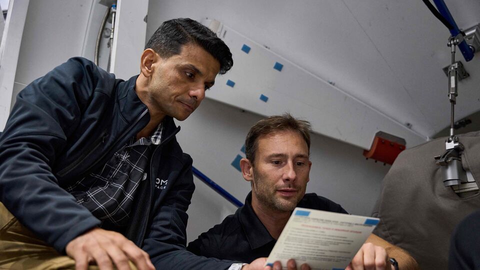 ভারতীয় মহাকাশ গবেষণা সংস্থা (ইসরো) সোমবার ঘোষণা করেছে যে 'প্রতিকূল আবহাওয়ার' কারণে অ্যাক্সিওম -৪ মিশনের উৎক্ষেপণটি ১০ জুনের বদলে ১১ জুন হবে। এর আগে ৮ জুন অভিযানটি উৎক্ষেপণের কথা। তখনও মিশনটি পিছিয়ে দেওয়া হয়েছিল। এই মিশনে শূন্য মাধ্যাকর্ষণে গবেষণার কাজ করবেন মহাকাশচারীরা। (AFP)