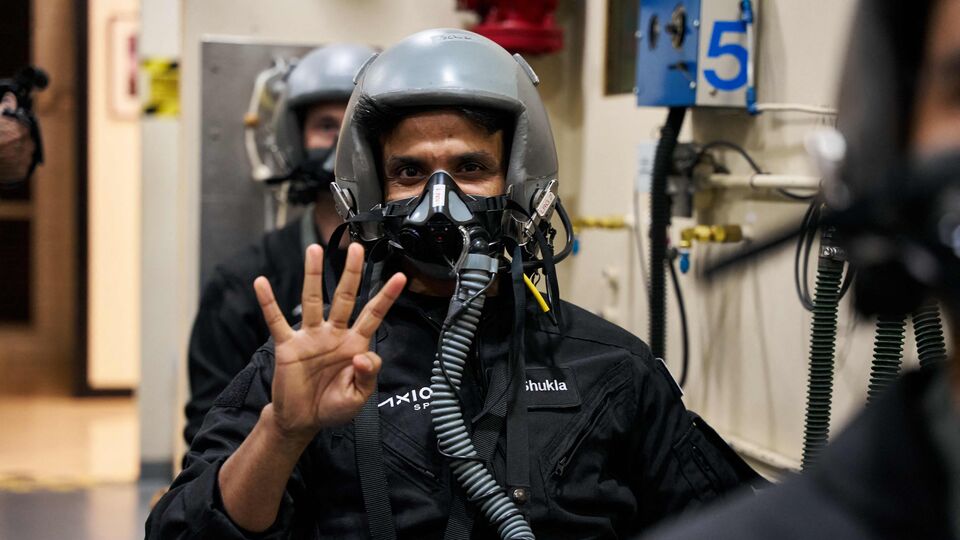 এই মিশন নিয়ে যুক্তরাষ্ট্রের ন্যাশনাল অ্যারোনটিকস অ্যান্ড স্পেস অ্যাডমিনিস্ট্রেশন (নাসা) এক বিবৃতিতে জানিয়েছে, 'স্পেসএক্সের ফ্যালকন ৯ রকেটে (ড্রাগন ক্যাপসুলে) করে নভোচারীরা কক্ষপথের পরীক্ষাগারে যাবেন। ডকিংয়ের সময় বুধবার ১১ জুন মার্কিন সময় প্রায় দুপুর ১২টা ৩০ মিনিট (ভারতীয় সময় রাত ১০টা আইএসটি)।' (AFP)