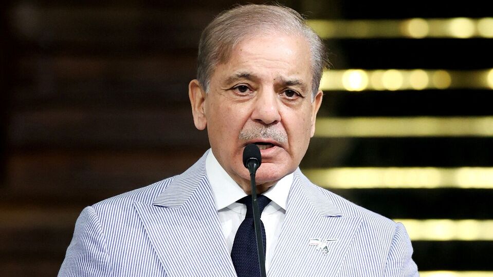 অর্থাৎ গত এক দশকে পাকিস্তানের ওপর থেকে ঋণের বোঝা বেড়েছে ৫ গুণ। এদিকে পাকিস্তানের অভ্যন্তরীণ ঋণ ৫১,৫১৮ বিলিয়ন রুপি এবং বৈদেশিক ঋণের পরিমাণ ২৪,৪৮৯ বিলিয়ন রুপি। দ্রুত বাড়তে থাকা ঋণের বোঝা যে দেশের অর্থনৈতিক সঙ্কট বাড়িয়ে তুলতে পারে, তা স্পষ্ট করে দিয়েছে অর্থনৈতিক সমীক্ষা। দেশের ঋণের সুদের বোঝাও বাড়তে পারে। এ ছাড়া দেশের অর্থনৈতিক স্থিতিশীলতাও হুমকির মুখে পড়বে। (via REUTERS)