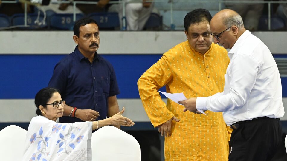 এর আগে সম্প্রতি ব্রাত্য বসু বলেছিলেন, 'গত বছর অনলাইন অ্যাডমিশন পোর্টাল চালু হয়েছিল ১৯ জুন। এবার তারও আগে পোর্টাল খুলে যাবে। এখনও কিছু কাজ চলছে। আগামী সাত দিনের মধ্যে সম্পূর্ণ হবে। তাই ছাত্রছাত্রীদের চিন্তার কোনও কারণ নেই। এই বছর কলেজে ভর্তি প্রক্রিয়ায় কোনও রকম দেরি হচ্ছে না।' (Hindustan Times)
