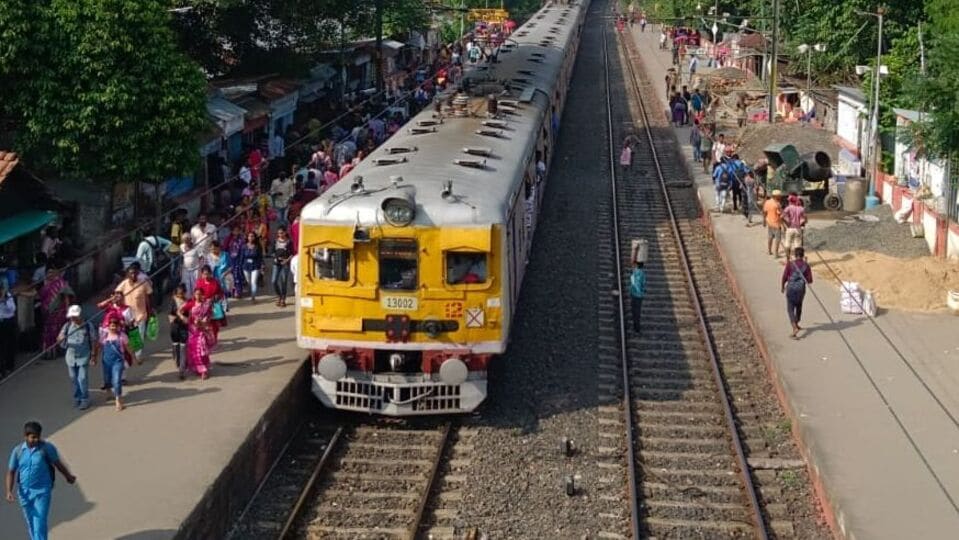 ভিড় সামলাতে নতুন করে আরও ৫ টি লোকাল ট্রেন শিয়ালদা শাখায় চালুর সিদ্ধান্ত নিয়েছে পূর্ব রেল। মঙ্গলবার পূর্ব রেলের তরফে জানানো হয়েছে, দমদম ক্যান্টনমেন্ট বনগা শাখায় এই নতুন ৫ লোকাল ট্রেন চালু হবে। যাতে যাত্রীদের চলাচলে সুবিধা হয়, তার কথা ভেবেই এই সিদ্ধান্ত রেলের। (ছবিটি প্রতীকী, সৌজন্যে Indian Railways)