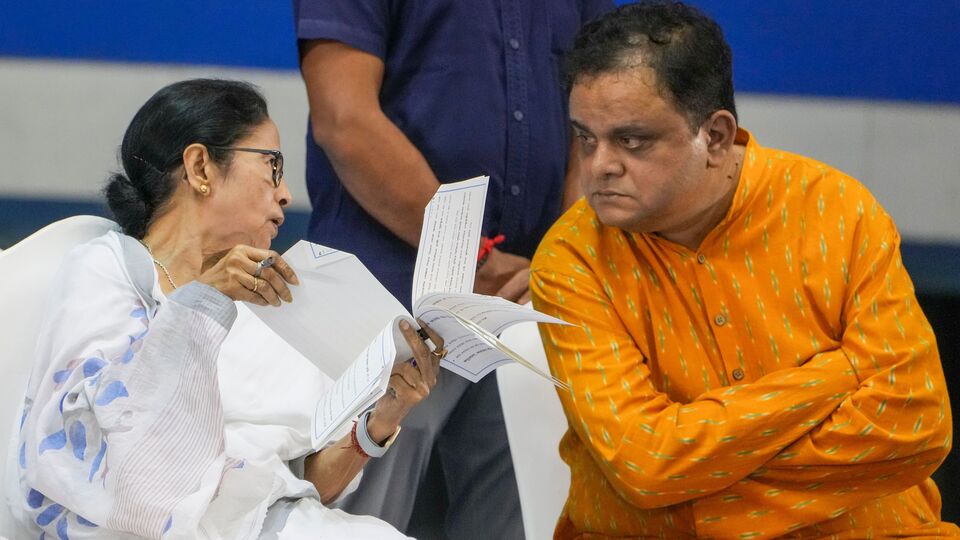 ইতিমধ্যেই কিছু বেসরকারি ও সংখ্যালঘু কলেজ নিজেদের অ্যাডমিশন পোর্টাল খুলে দিয়েছে। ফলে সেই কলেজগুলিতে ভর্তি প্রক্রিয়া শুরু হয়ে গিয়েছে। তবে সরকারি এবং সরকার পরিচালিত কলেজগুলোতে তা এখনও হয়নি। মূলত ওবিসি সংরক্ষণ সংক্রান্ত কিছু জটিলতার কারণে ভর্তি প্রক্রিয়া সাময়িকভাবে স্থগিত ছিল। তবে শিক্ষামন্ত্রী জানান, সেই সমস্যার সমাধান হয়ে গিয়েছে। সংশোধিত নিয়ম শীঘ্রই বিধানসভায় উপস্থাপন করা হবে। (PTI)