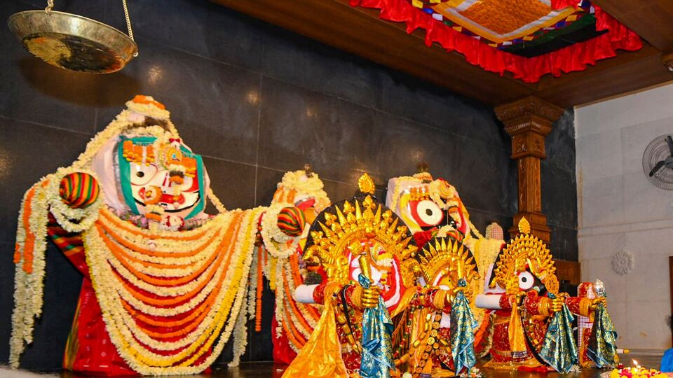 এই দিন নতুন বস্ত্র পরে প্রথমে গঙ্গাস্নান করতে হবে। তারপরে মন্দিরে অথবা বাড়িতে থাকা জগন্নাথ বলরাম এবং মা সুভদ্রার মূর্তি পুজো করতে হবে। তাদের পুজোর আগে অবশ্যই স্নান করাতে হবে গঙ্গাজল এবং দুধ দিয়ে, সঙ্গে দিতে হবে আতর, কর্পূর, চন্দন ইত্যাদি।