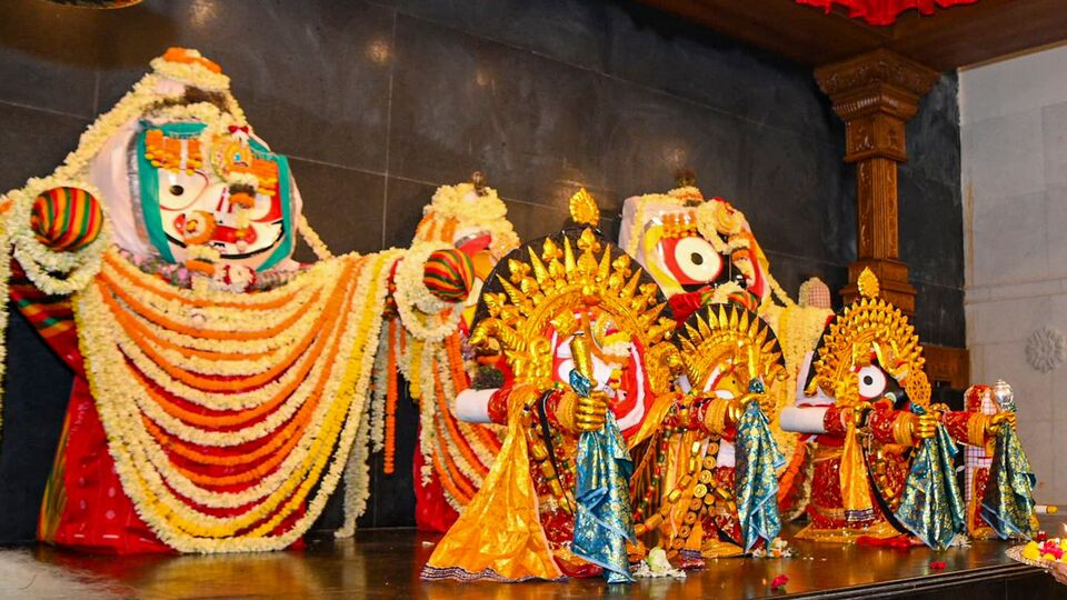 স্নান পর্বে স্নানের সঙ্গে সঙ্গে যখন জল ঢালা হয় তখন বৈদিক মন্ত্র উচ্চারণে চারিদিক মুখরিত হতে থাকে। সঙ্গে চলে কীর্তন ও শঙ্খ ধ্বনি স্নানের পর ১০৮ টা তুলসী পাতা শ্রী জগন্নাথ দেবের চরণে নিবেদন করা হয়। এরপর জগন্নাথ দেব এবং বলরাম কে গজবেশে সজ্জিত করা হয় আর মা সুভদ্রা কে পদ্মবেশে সজ্জিত করা হয়।