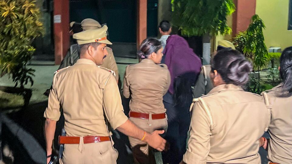 পুলিশ শেষ পর্যন্ত তার কাছে পৌঁছে যাবে জেনে সোমন ৯ জুন তার পরিবারকে জানায় যে সে গাজিপুরে আছে। গাজিপুর-বারাণসী রোডের একটি ধাবায় ছিল সোনম। এরপর সোনমের পরিবার তৎক্ষণাৎ মধ্যপ্রদেশ পুলিশের সঙ্গে যোগাযোগ করলে তারা স্থানীয় পুলিশকে খবর দেয়। তারপর সোনমকে গ্রেফতার করা হয়। (PTI)