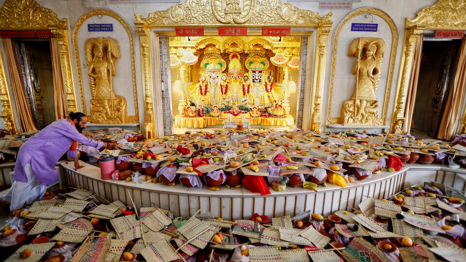 প্রতিবছর জৈষ্ঠ মাসের পূর্ণিমা তিথিতে স্নানযাত্রার উৎসব পালিত হয়। এরপর হয় রথযাত্রার উৎসব। তবে স্নানযাত্রার উৎসবও কিন্তু অত্যন্ত জাঁকজমকপূর্ণভাবে পালিত হয়। জৈষ্ঠ মাসের পূর্ণিমা তিথিতে জগন্নাথ দেবের আবির্ভাব হয়েছিল বলে মনে করা হয়। তাই এইদিন স্নানযাত্রার আয়োজন করা হয়।(PTI)