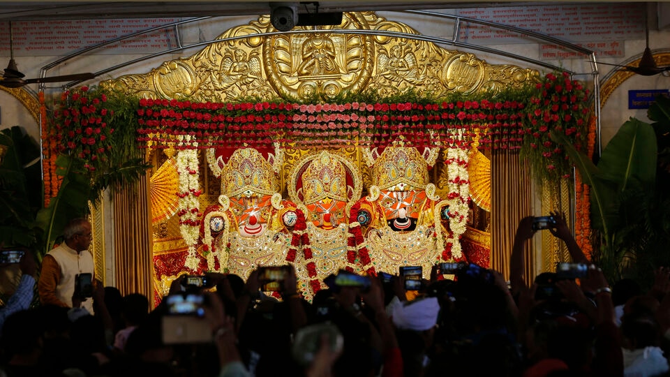 রথযাত্রার আগে অন্যতম উৎসব হল স্নানযাত্রার উৎসব জগন্নাথ দেবের রথযাত্রা এবং স্নানযাত্রা নিয়ে অনেক কাহিনি প্রচলিত রয়েছে। মনে করা হয় স্নানযাত্রা হল জগন্নাথ দেবের জন্মদিন। স্নানযাত্রায় স্নানের পর ভগবানের জ্বর আসে, সেজন্য মন্দির বন্ধ থাকে। রথযাত্রার সময় আবার মন্দিরের দ্বার খোলা হয় ও খুব জাকজমকপূর্ণভাবে রথযাত্রার উৎসব করা হয়।