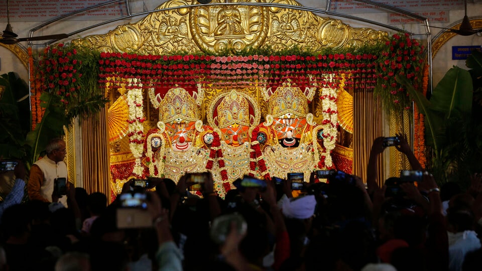 শোনা যায় পুরীর মন্দিরে নাকি একটি কুয়ো আছে যা সোনা দিয়ে বাঁধানো। এই কুয়ো থেকে স্নান যাত্রার দিন জল নিয়ে আসা হয়। জল আনার সময় মন্দিরের পুরোহিতরা ভালো করে কাপড় দিয়ে মুখ ঢেকে রাখে, কারণ তাদের নিঃশ্বাস এমনকি মুখ থেকে নিঃসৃত কোন পদার্থ যাতে জলে না পড়ে। স্নানপর্বে জগন্নাথ বলরাম এবং সুভদ্রার মূর্তিকে সিল্কের কাপড় দিয়ে ঢেকে দেওয়া হয় তাদের গায়ে এক ধরনের ভেসজ গুঁড়োর প্রলেপ দেওয়া হয়। সেই সঙ্গে কাঁচা দুধ, আতর, চন্দন মিশিয়ে বিগ্রহের অভিষেক করা হয়।