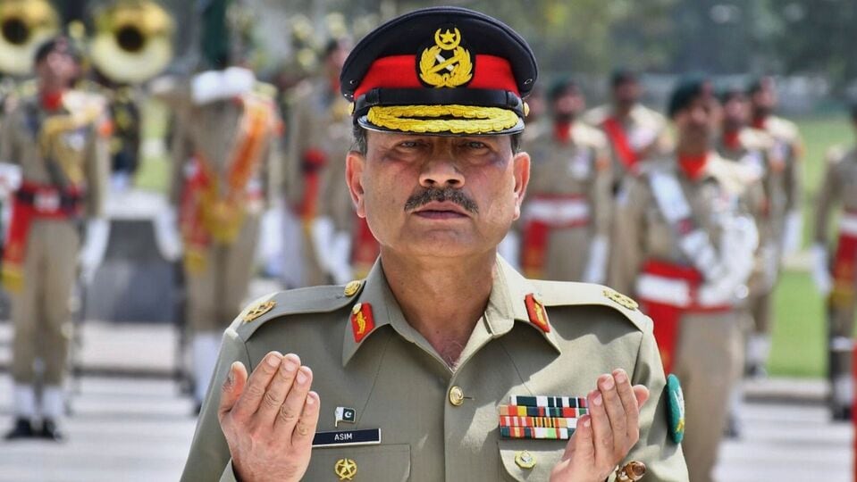 আজ পাকিস্তানে বাজেট পেশ হতে যাচ্ছে। শোনা যাচ্ছে, পাকিস্তান সরকার তাদের প্রতিরক্ষা বাজেট ১৮ শতাংশ বাড়াতে পারে। ঋণের বোঝায় দেশের অবস্থা যখন বেহাল, তখন পরিকাঠামো বা অন্যান্য উন্নয়নের ক্ষেত্র বাদ দিয়ে প্রতিরক্ষা ক্ষেত্রে বরাদ্দ বাড়ানোর এই সিদ্ধান্ত নেওয়া হচ্ছে। (AP)