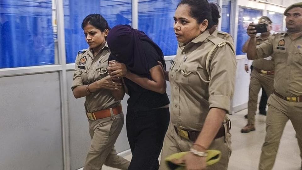 জানা গিয়েছে, রাজার সঙ্গে বিয়ের আগেই রাজ কুশওয়াহা নামে এক ব্যক্তির সঙ্গে সম্পর্ক ছিল সোনমের। এই রাজ নাকি রাজার শ্রাদ্ধে এসেছিল। এমনই দাবি করেছেন রাজা রঘুবংশীর মা উমা। রাজার ভাই বিপুল রঘুবংশী জানিয়েছেন, সোনমের প্রেমিক রাজ কুশওয়াহা তাঁর কর্মচারী ছিলেন এবং তিনি নিয়মিত তার সঙ্গে ফোনে কথা বলতেন। (HT_PRINT)