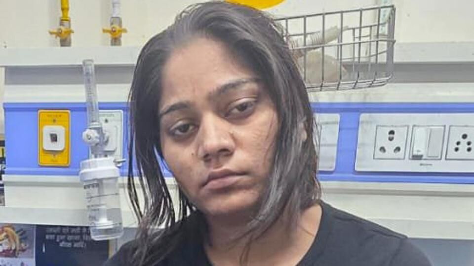 ৯ জুন রাজা রঘুবংশীর খুনের রহস্যের পর্দা উঠে যায়। জানা যায়, তাঁর আসল খুনি স্ত্রী সোনম নিজেই। প্রথমে নিজেকেও নির্যাতিতা হিসেবে তুলে ধরে ভিকটিম কার্ড খেলতে চেয়েছিল সোনম। কিন্তু পুলিশি তদন্তে সত্যিটা বেরিয়ে এলে সোনমের মুখোল খসে পড়ে। এদিকে ইন্দোর দম্পতির মধুচন্দ্রিমা কাণ্ডে আরও একটি তথ্য উঠে এসেছে। (HT_PRINT)