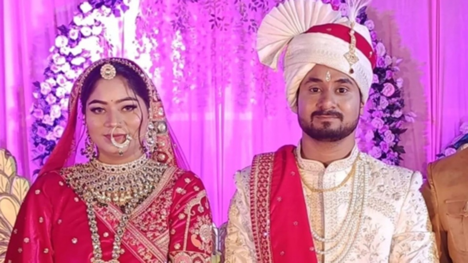 আর সোমবার উত্তরপ্রদেশের গাজিপুরে রহস্যজনকভাবে ফিরে আসে সোনম। এর আগ পর্যন্ত দীর্ঘদিন সোনম নিখোঁজ ছিল। সূত্রের খবর, রাজ কুশওয়াহা গ্রেফতার হওয়ার পরেই সোনম আত্মসমর্পণ করে। রাজার পরিবারের দাবি, সোনম মেঘালয়ে যাওয়ার একমুখী টিকিট কেটে রেখেছিলেন। রাজার ভাই বিপুল রঘুবংশী জানিয়েছেন, সোনমের প্রেমিক রাজ কুশওয়াহা তাঁর কর্মচারী ছিলেন এবং তিনি নিয়মিত তাঁর সঙ্গে ফোনে কথা বলত। (HT_PRINT)