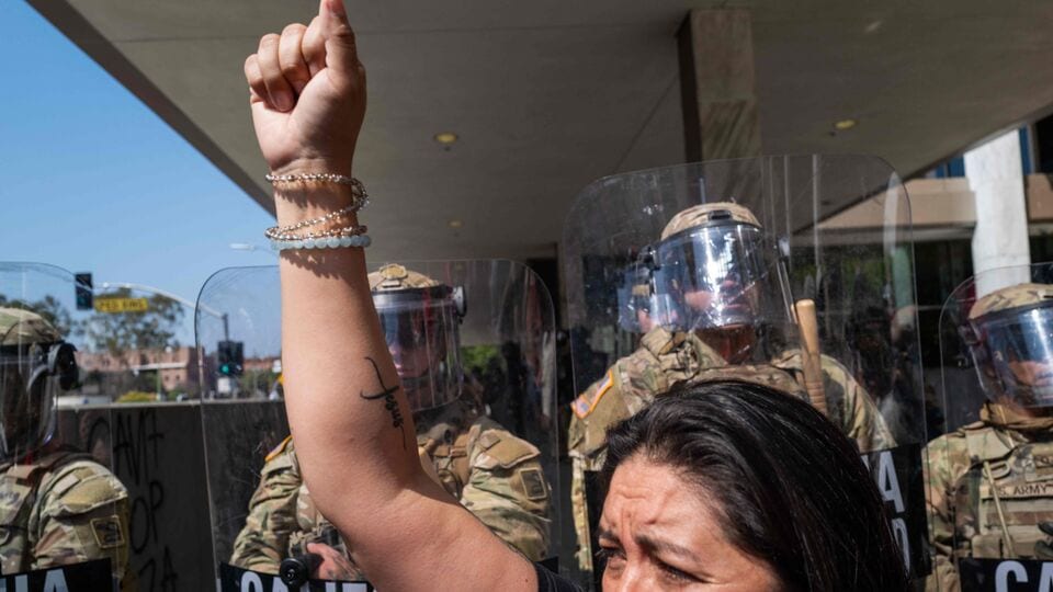 রবিবার লস অ্যাঞ্জেলেসের পরিস্থিতি আরও উত্তেজনাপূর্ণ হয়ে উঠেছে। লস অ্যাঞ্জেলেসের বিক্ষোভ থামাতে সেখানে ন্যাশনাল গার্ড মোতায়েনের বেনজির সিদ্ধান্ত নেন মার্কিন প্রেসিডেন্ট ডোনাল্ড ট্রাম্প। তবে তাতে সোমবারও পরিস্থিতি শান্ত হয়নি। সপ্তাহের প্রথম কর্মদিবসেও হাজার হাজার বিক্ষোভকারী রাস্তায় নেমে আসে। এই আবহে এবার লস অ্যাঞ্জেলেসে ৭০০ মেরিন পাঠানো হল। মেরিন যে পাঠানো হতে পারে, তা আগেই অবশ্য দাবি করেছিল মার্কিন সংবাদমাধ্যম সিএনএন।(Getty Images via AFP)