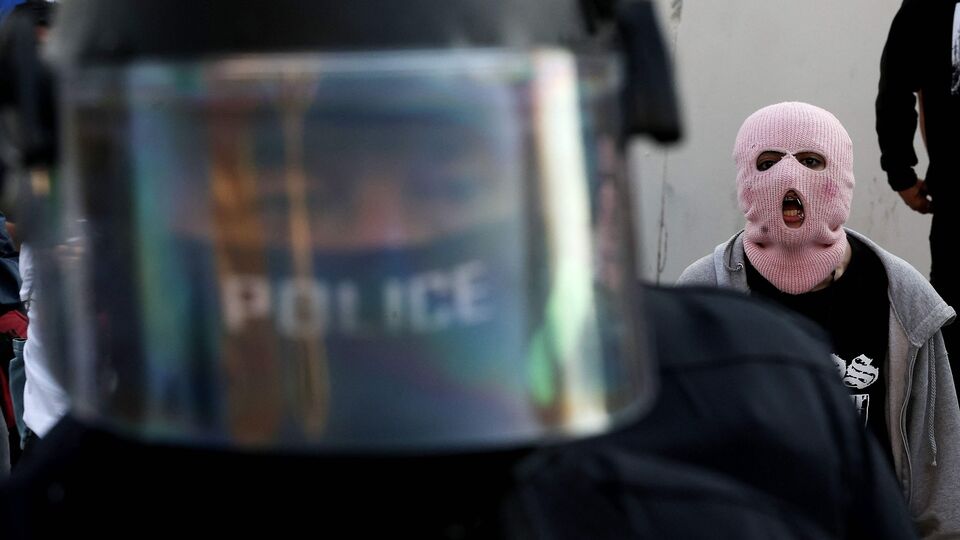 এদিকে তাঁকে গ্রেফতার করা নিয়ে ট্রাম্পের মন্তব্যের পরিপ্রেক্ষিতে ক্যালিফোর্নিয়ার গভর্নর গ্যাভিন নিউসম বলেছেন, 'এমন একটা দিন আমেরিকায় দেখতে হবে, তা আমি আশা করিনি। আপনি ডেমোক্র্যাট বা রিপাবলিকান কিনা তা নিয়ে আমি পরোয়া করি না, আমরা জাতি হিসাবে কিছু সীমা অতিক্রম করতে পারি না - এটা একনায়কতন্ত্রের দিকে একটি সন্দেহাতীত পদক্ষেপ।' তিনি প্রশ্ন তোলেন কীভাবে প্রেসিডেন্ট একজন গভর্নরের গ্রেফতারির পক্ষে সওয়ল করেন! (Getty Images via AFP)