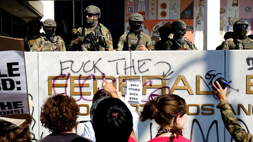 এদিকে ট্রাম্পের 'সীমান্ত জার' টম হোমান শনিবার হুমকি দিয়েছিলেন যে নিউসম এবং লস অ্যাঞ্জেলেসের মেয়র কারেন বাস যদি ক্যালিফোর্নিয়া প্রদেশে আইন প্রয়োগের প্রচেষ্টার পথে বাধান দেন, তাহলে তাঁদের গ্রেফতার করা হবে। এই আবহে ট্রাম্প বলেন, 'আমি যদি টম হতাম তবে আমি এটি (নিউসমকে গ্রেফতার) করতাম। আমি মনে করি এটা দারুণ পদক্ষেপ হত।' (Getty Images via AFP)