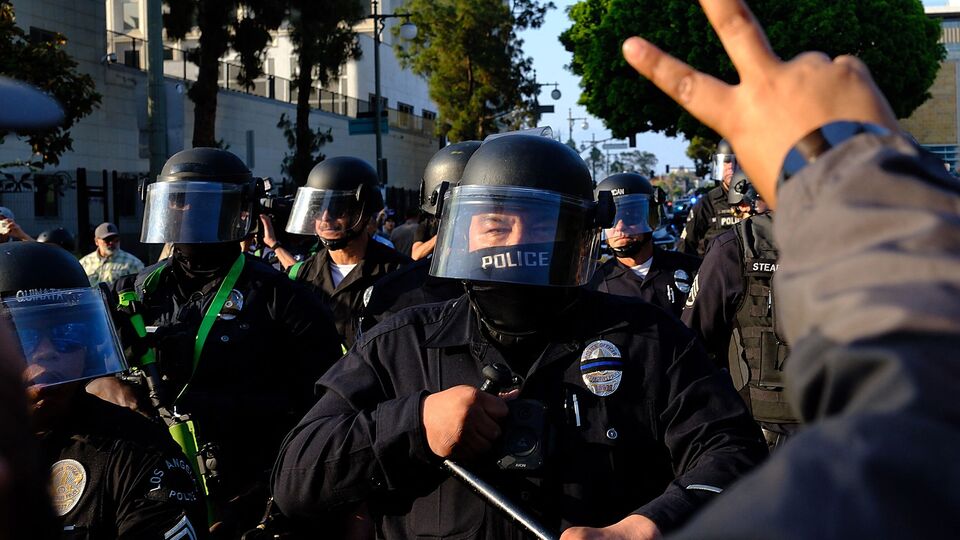 এদিকে দক্ষিণ ক্যালিফোর্নিয়ায় ন্যাশনাল গার্ড সেনা মোতায়েন করায় ট্রাম্প প্রশাসনের বিরুদ্ধে মামলা করার প্রতিশ্রুতি দিয়েছেন গ্যাভিন নিউসম। ২০২৮ সালের সম্ভাব্য ডেমোক্র্যাটিক প্রেসিডেন্ট প্রার্থী হিসেবে বিবেচিত নিউসম এক্স-কে পোস্ট করে লেখেন, 'ডোনাল্ড ট্রাম্প ঠিক এটাই চেয়েছিলেন। তিনি আগুন জ্বালিয়ে ন্যাশনাল গার্ডকে ফেডারালাইজ করার অবৈধভাবে কাজ করেছিলেন।' (Getty Images via AFP)