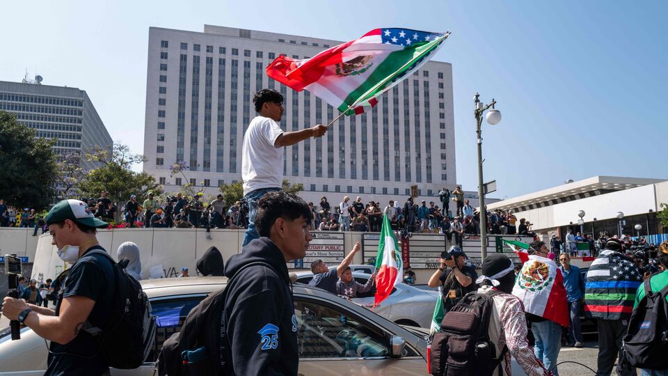 উল্লেখ্য, বিগত বেশ কয়েক দিন ধরেই তীব্র বিক্ষোভ চলছে লস অ্যাঞ্জেলেস জুড়ে। যেখানে যেখানে পুলিশ বাধা দিয়েছিল, সেখানে প্রতিবাদীদের সঙ্গে পুলিশের সংঘাতও হয়েছে। তবে এই আন্দোলনের তৃতীয় দিনে ন্যাশনাল গার্ড মোতায়েন হতেই পরিস্থিতি যেন আরও অগ্নিগর্ভ হয়ে ওঠে। ফেডারেল বাহিনীর ৩০০ জওয়ান লস অ্যাঞ্জেলেসে পৌঁছলে স্থানীয়দের মধ্যে আতঙ্ক এবং ক্ষোভের সঞ্চার হয়। আগুন জ্বলে রাস্তায়। তবে ট্রাম্প পিছ পা হচ্ছে না তাতে। বরং আরও কড়া হাতে বিক্ষোভ দমাতে এবার লস অ্যাঞ্জেলেসে মোতায়েন করা হল ৭০০ মেরিন।(Getty Images via AFP)