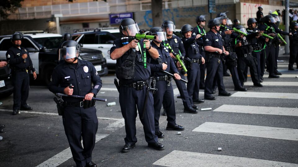 এর আগে দেখা যায়, লস অ্যাঞ্জেলেসের কোথাও কোথাও কিছু পুলিশ ঘোড়ার পিঠে করে রাস্তায় টহল দিচ্ছিল এই দাঙ্গা পরিস্থিতি সামাল দিতে। অনেক পুলিশকে আবার দাঙ্গা প্রতিরোধকারী সরঞ্জাম নিয়ে ফেডারেল বিল্ডিংগুলি রক্ষার জন্য মোতায়েন করা হয়েছিল। সেখানে ন্যাশনাল গার্ডও মোতায়েন ছিল। এদিকে সাম্প্রতিক দিনগুলিতে কিছু অভিবাসীকে যে আটক কেন্দ্রে ধরে নিয়ে যাওয়া হয়েছিল, সেখানেও নিরাপত্তা জোরদার করা হয়েছে। (REUTERS)