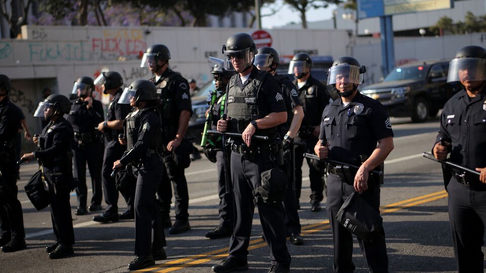 এর মাঝেও রবিবার শ'য়ে শ'য়ে মানুষ লস অ্যাঞ্জেলেসের মেট্রোপলিটান ডিটেনশন সেন্টারের সামনে এসে জড়ো হয়। ন্যাশনাল গার্ডের উদ্দেশে 'গো হোম' স্লোগান তোলেন তারা। সেখানে বিক্ষোভকারীদের ছত্রভঙ্গ করতে কাঁদানে গ্যাসের শেল ফাটানো হয়। এরপর রবার বুলেটও ছুড়তে শুরু করে এলএ পুলিশ। এরপরই সেই বিক্ষোভকারীরা গিয়ে ১০১ নং ফ্রিওয়ে অবরোধ করে। পরে ক্যালিফোর্নিয়া হাইওয়ে প্যাট্রোল এসে সেই জায়গা থেকে বিক্ষোভকারীদের সরায়। (REUTERS)