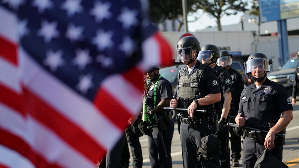 এদিকে এই পরিস্থিতিতে প্রেসিডেন্ট ট্রাম্পকে চিঠি লিখেছেন ক্যালিফোর্নিয়ার গভর্নর তথা ডেমোক্র্যাট নেতা গ্যাভিন নিউসম। তিনি দাবি করেছেন, লস অ্যাঞ্জেলেসে ন্যাশনাল গার্ড মোতায়েন করায় পরিস্থিতি আরও অগ্নিগর্ভ হয়ে উঠেছে। পাশাপাশি তাঁর আরও দাবি, এভাবে একতরফা ভাবে ন্যাশনাল গার্ড মোতায়েন করে প্রদেশের ক্ষমতায় হস্তক্ষেপ করছে ফেডারেল প্রশাসন। এই আবহে ন্যাশনাল গার্ড প্রত্যাহার করার আবেদন জানান তিনি। পাশাপাশি ট্রাম্প প্রশাসনের বিরুদ্ধে মামলার পথে হাঁটছেন তিনি। এই সবের মাঝে ট্রাম্প আবার ক্যালিফোর্নিয়ার গভর্নরের গ্রেফতারির দাবি জানিয়েছেন। (REUTERS)