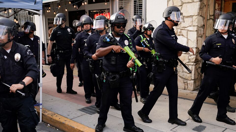 উল্লেখ্য, মার্কিন ইমিগ্রেশন অ্যান্ড কাস্টমস এনফোর্সমেন্টের (আইসিই) কর্মকর্তারা অভিবাসন নিয়ম লঙ্ঘনের অভিযোগে উচ্চ পর্যায়ের কর্মস্থলে অভিযান চালিয়ে কমপক্ষে ৪৪ জনকে গ্রেফতার করেছিল। এরপরেই গত ৬ জুন রাতে লস অ্যাঞ্জেলেস কাউন্টিতে বিক্ষোভ ছড়িয়ে পড়ে। সপ্তাহান্তে লস অ্যাঞ্জেলেসে বিক্ষোভ অব্যাহত ছিল। এই আবহে ট্রাম্প প্রথমে গভর্নরের সাথে পরামর্শ না করেই ন্যাশনাল গার্ড সেনা মোতায়েনের নির্দেশ দিয়েছিলেন। আর এখন সেখানে মেরিন মোতায়েন করা হয়েছে। (REUTERS)