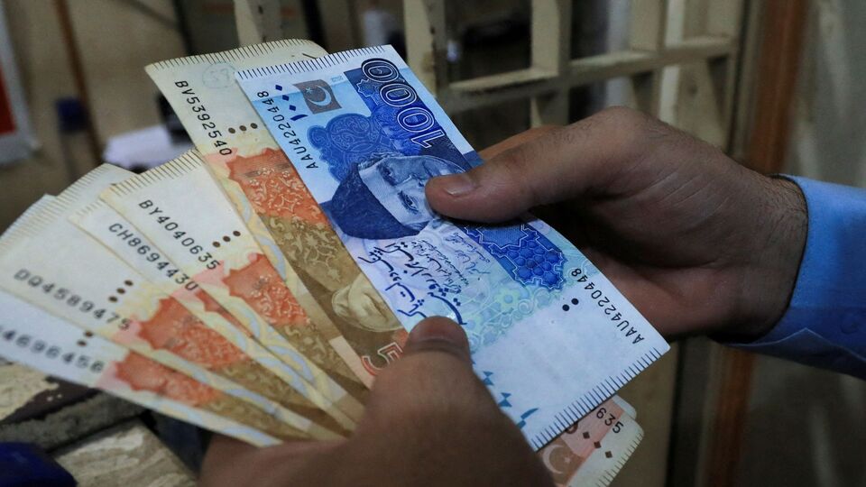 পাকিস্তানের অর্থনৈতিক অবস্থা উদ্বেগের বিষয়। সোমবার পাকিস্তানে উপস্থাপিত অর্থনৈতিক সমীক্ষা অনুসারে, দেশের ঋণের বোঝা তীব্রভাবে বেড়ে দাঁড়িয়েছে ৭৬,০০৭ বিলিয়ন পাক রুপিতে। গত চার বছরে এই সংখ্যা দ্বিগুণ হয়েছে। পাঁচ বছর আগে পাকিস্তানের মোট ঋণের পরিমাণ ছিল ৩৯ হাজার ৮৬০ বিলিয়ন রুপি। এক দশক আগে তা ছিল ১৭ হাজার ৩৮০ কোটি টাকা। (REUTERS)