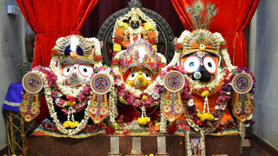 পুরানে পাওয়া তথ্য অনুসারে রাজা ইন্দ্রদ্যুম্ন কাঠের বিগ্রহ প্রতিষ্ঠা করেছিলেন। এরপর থেকেই স্নানযাত্রা অনুষ্ঠানের শুরু হয়। স্নান যাত্রার দিনে ফুল দিয়ে মন্ডপ সাজানো হয়। মন্ডলের আশেপাশে তোরণ করা হয়, পতাকা লাগানো হয়। এ ছাড়া জগন্নাথ বলরাম এবং সুভদ্রার মূর্তিকে ফুল দিয়ে সাজানো হয়। ধূপ ধুনো অর্পণ করা হয়।