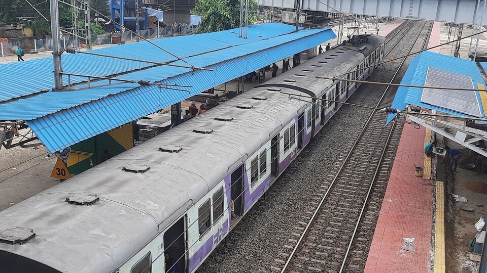 ৩)বারাসত-দমদম ক্যান্টনমেন্ট ইএমইউ স্পেশ্যাল বারাসত থেকে ছাড়বে বিকেল ৫ টা ৩৫ মিনিটে, দমদম ক্যান্টনমন্টে পৌঁছবে সন্ধ্যা ৬ টায়। ৪) দমদম ক্যান্টনমেন্ট-বনগাঁ ইএমইউ স্পেশ্যাল দমদম ক্যান্টনমেন্ট থেকে ছাড়বে সন্ধ্যা ৬ টা ২৬ মিনিটে, আর বনগাঁ পৌঁছবে রাত ৮ টা ১০ মিনিটে। ৫) বনগাঁ-বারাসত ইউএমইউ স্পেশ্যাল রাত ৮ টা ২০ মিনিটে ছাড়বে বনাগাঁ থেকে, আর তা বারাসত পৌঁছবে রাত ৯ টা ২৫ মিনিটে।
