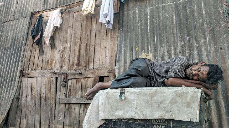 দারিদ্র্যের অন্ধকার থেকে দ্রুত উন্নয়নের আলোর দিকে এগিয়ে চলেছে ভারত। অন্যদিকে পাকিস্তান ঋণ, অব্যবস্থাপনা ও ধর্মান্ধতায় নিমজ্জিত। বিশ্বব্যাঙ্কের নতুন এক রিপোর্টে দুই প্রতিবেশী দেশের সম্পূর্ণ ভিন্ন গল্প বলা হয়েছে। যেখানে ভারত নীতির আলোয় ঝলমল করছে, সেখানেই নিজেদের বাজে উদ্দেশ্যের মূল্য পরিশোধ করছে পাকিস্তান। 