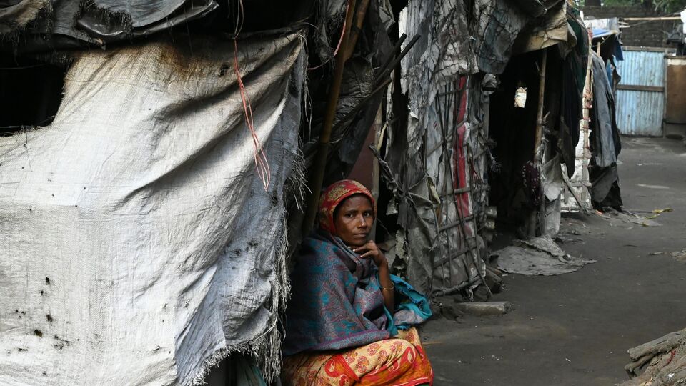 বিশ্বব্যাঙ্কের 'পোভার্টি অ্যান্ড শেয়ারড প্রসপারিটি' রিপোর্ট অনুযায়ী, ২০১১-১২ সালে ভারতের মোট জনসংখ্যার ২৭.১ শতাংশ চরম দারিদ্র্যসীমার নীচে বসবাস করলেও ২০২২-২৩ সালে এই সংখ্যা নেমে এসেছে মাত্র ৫.৩ শতাংশে। অর্থাৎ ৩৪ কোটি ৪৪ লাখ ৭০ হাজার মানুষের পরিবর্তে ৭ কোটি ৫২ লাখ (৭.৫ কোটি) মানুষ এখন দারিদ্র্যসীমার নীচে। অর্থাৎ প্রায় ২৭ কোটি মানুষকে দারিদ্র্যসীমা থেকে বের করে আনা হয়েছে। পাকিস্তানের পুরো জনসংখ্যার চেয়েও তা বেশি। 