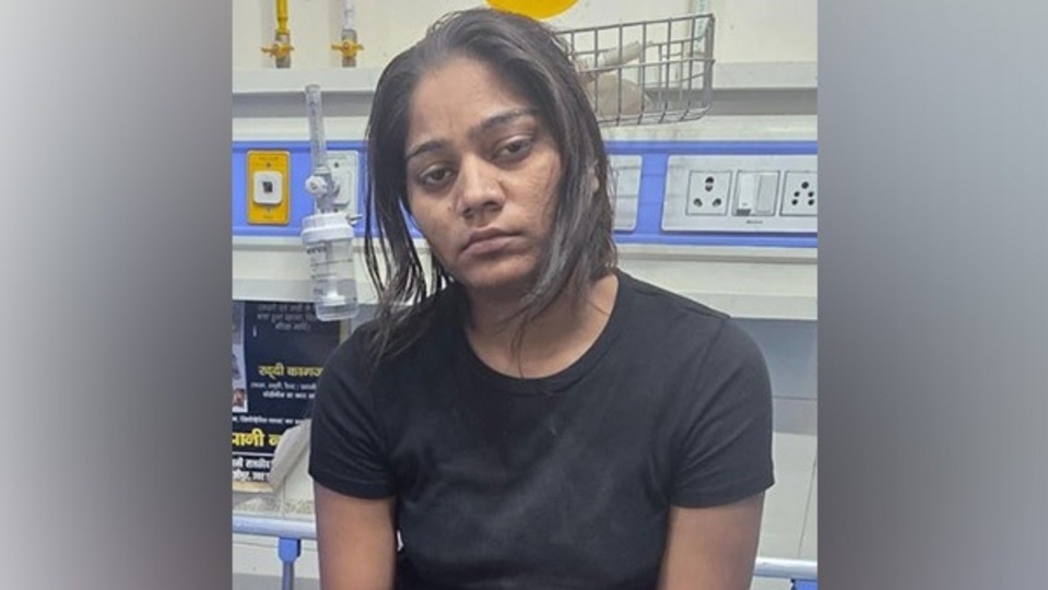 রহস্যজনকভাবে সোনম এবং রাজার নিখোঁজ হয় ২৩ মে ভোর। সেদিন ভোর ৬টা নাগাদ হোমস্টে থেকে চেক আউট করে ভাড়া করা স্কুটারে ঘুরতে বেরিয়েছিলেন এই দম্পতি। এরপরই পরিবারের সঙ্গে যোগাযোগ বিচ্ছিন্ন হয়ে যায় তাদের। গত ২৪ মে শিলং থেকে সোহরা যাওয়ার রাস্তায় একটি ক্যাফের বাইরে ওই দম্পতির স্কুটারটি পরিত্যক্ত অবস্থায় পাওয়া যায়। 