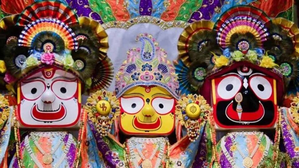 স্নানযাত্রার আগের দিন জগন্নাথ, বলরাম, সুভদ্রা ও সেই সঙ্গে সুদর্শন দেবকে বেদী থেকে নামিয়ে বিশেষভাবে তৈরি করা স্নানের বেদীতে নিয়ে যাওয়া হয়। এই দিন পুরীর মন্দিরে স্নান মণ্ডপ নামে একটা বিশাল মন্ডপ তৈরি করা হয়। এই মন্ডপের উচ্চতা এতটাই হয় যে মন্দিরের বাইরে থেকে দেখতে পাওয়া যায় ভগবানের বিদ্রোহ গুলিকে।