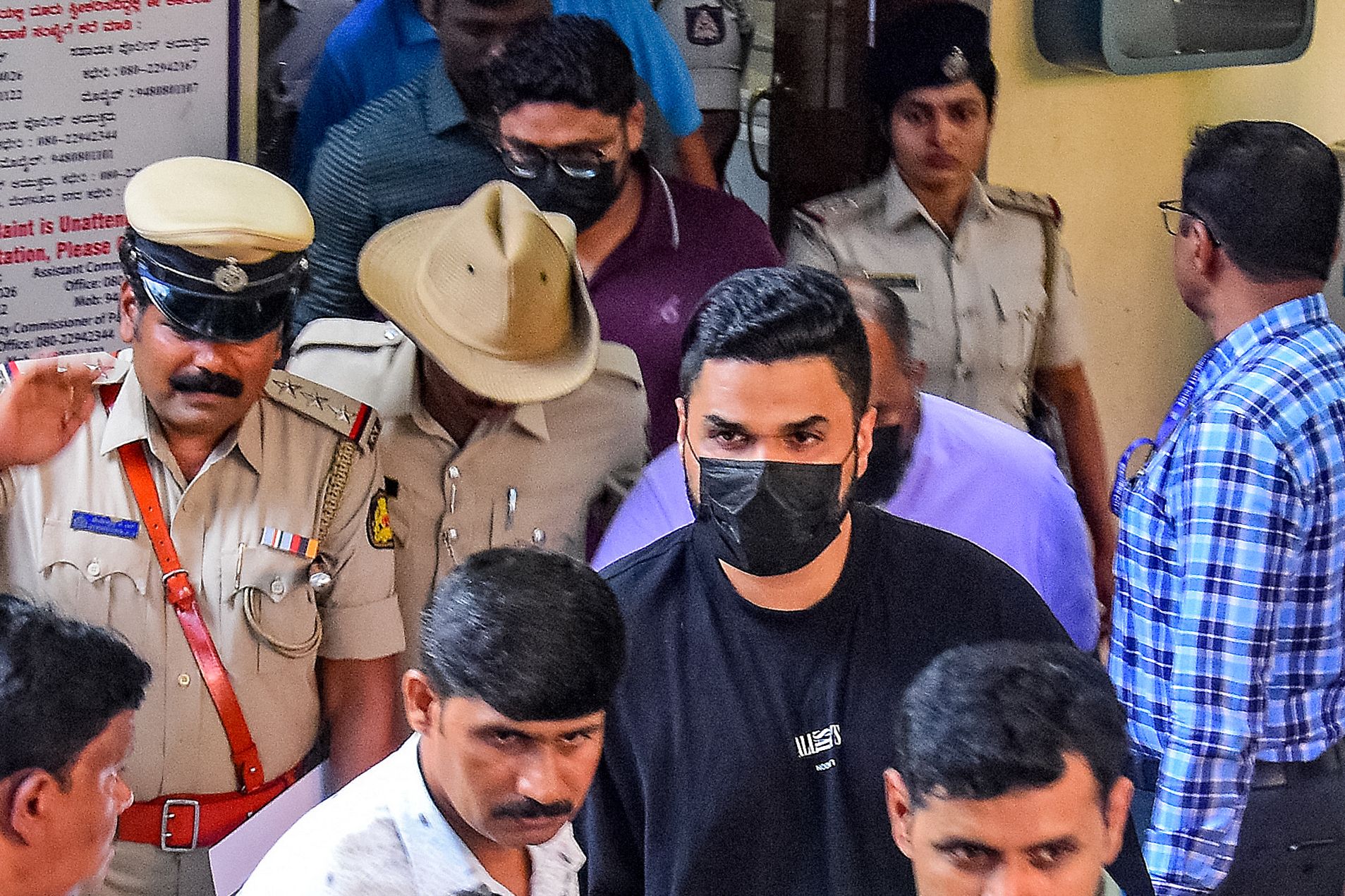 আরসিবির মার্কেটিং এক্সিকিউটিভ নিখীল সুশালেকে চিন্নাস্বামী স্টেডায়ামের বাইরের পদপিষ্টের ঘটনায় কদিন আগেই গ্রেফতার করেছিল সেরাজ্যের পুলিশ। কারণ মার্কেটিংয়ের পক্ষ থেকেই পরোক্ষভাবে সেদিনের আইপিএল জয়ের সেলিব্রেশন অনুষ্ঠানের আয়োজনের ব্যবস্থাপনা করা হয়েছিল। ছবি- এএফপি