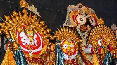 এত জলে স্নান করার পর, ভগবান অসুস্থ হয়ে পড়েন, যাকে অনাবাসর কালবলা হয়। এই সময়কাল প্রায় ১৫ দিন। এই সময়কালে, দেবতাদের প্রকাশ্যে দেখা যায় না কারণ তাদের একটি বিশেষ ঘরে রাখা হয় যেখানে বৈদ্যরা (দেবতাদের চিকিৎসক) তাদের সেবা এবং চিকিৎসা করেন। (PTI) এত জলে স্নান করার পর, ভগবান অসুস্থ হয়ে পড়েন, যাকে অনাবাসর কালবলা হয়। এই সময়কাল প্রায় ১৫ দিন। এই সময়কালে, দেবতাদের প্রকাশ্যে দেখা যায় না কারণ তাদের একটি বিশেষ ঘরে রাখা হয় যেখানে বৈদ্যরা (দেবতাদের চিকিৎসক) তাদের সেবা এবং চিকিৎসা করেন। (PTI)