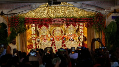 কিন্তু এই স্নানযাত্রার পরে, ভগবান জগন্নাথ ১৫ দিন অসুস্থ থাকেন। এমন পরিস্থিতিতে, ভক্তরা এত দিন তাঁকে দেখতে পান না। তাহলে আসুন জেনে নেওয়া যাক কেন রথযাত্রার আগে ভগবান জগন্নাথ অসুস্থ হয়ে পড়েন। কিন্তু এই স্নানযাত্রার পরে, ভগবান জগন্নাথ ১৫ দিন অসুস্থ থাকেন। এমন পরিস্থিতিতে, ভক্তরা এত দিন তাঁকে দেখতে পান না। তাহলে আসুন জেনে নেওয়া যাক কেন রথযাত্রার আগে ভগবান জগন্নাথ অসুস্থ হয়ে পড়েন।
