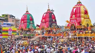 জগন্নাথ রথযাত্রা এই বছর ২৭ জুন, শুক্রবার থেকে শুরু হচ্ছে। প্রতি বছর, ওড়িশার পুরীতে আষাঢ় মাসের শুক্লপক্ষের দ্বিতীয়া তিথিতে ভগবান জগন্নাথের রথযাত্রা বের করা হয়। ভগবান জগন্নাথের রথযাত্রায় তাঁর সঙ্গে তাঁর ভাই বলভদ্র এবং বোন সুভদ্রা উপস্থিত থাকেন। এই বছর ২০২৫ সালে, পুরীতে ভগবান জগন্নাথের রথযাত্রা ২৭ জুন শুরু হবে। আসুন জেনে নিই ভগবান জগন্নাথের রথযাত্রা সম্পর্কে বিশেষ কিছু বিষয়। (download)