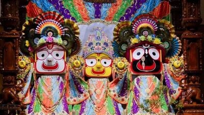 ভগবান জগন্নাথের রথযাত্রায় বিশেষ ভাবে রথ সাজানো হয়। রথযাত্রার সময় ভগবান জগন্নাথ, বলভদ্র এবং সুভদ্রা তিনটি ভিন্ন রথে বসেন। ভগবান জগন্নাথের নন্দিঘোষ নামক রথটি লাল এবং হলুদ রঙের। এটি প্রায় ৪৫.৫ ফুট উঁচু। এই রথ তৈরিতে পেরেক বা ধাতু ব্যবহার করা হয় না। এটি শুধুমাত্র নিম কাঠ দিয়ে তৈরি। এর প্রস্তুতি শুরু হয় অক্ষয় তৃতীয়া থেকে। রথটিতে ১৬টি চাকা রয়েছে। এটি বলভদ্র এবং সুভদ্রার রথের চেয়ে কিছুটা বড়। (download)