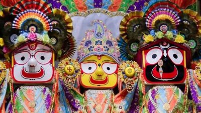 ওড়িশার পুরীতে পবিত্র স্নান পূর্ণিমা উৎসব অত্যন্ত ধর্মীয় উৎসাহ-উদ্দীপনার সঙ্গে পালিত হচ্ছে। এই শুভ উপলক্ষে, জগন্নাথ মন্দিরে পবিত্র ত্রিমূর্তি, ভগবান জগন্নাথ, বলভদ্র এবং দেবী সুভদ্রার আনুষ্ঠানিক স্নানযাত্রা অনুষ্ঠিত হচ্ছে। এই ঐতিহ্যবাহী অনুষ্ঠানটি বহু প্রতীক্ষিত জগন্নাথ রথযাত্রা উৎসবের সূচনা করে। ওড়িশার পুরীতে পবিত্র স্নান পূর্ণিমা উৎসব অত্যন্ত ধর্মীয় উৎসাহ-উদ্দীপনার সঙ্গে পালিত হচ্ছে। এই শুভ উপলক্ষে, জগন্নাথ মন্দিরে পবিত্র ত্রিমূর্তি, ভগবান জগন্নাথ, বলভদ্র এবং দেবী সুভদ্রার আনুষ্ঠানিক স্নানযাত্রা অনুষ্ঠিত হচ্ছে। এই ঐতিহ্যবাহী অনুষ্ঠানটি বহু প্রতীক্ষিত জগন্নাথ রথযাত্রা উৎসবের সূচনা করে।