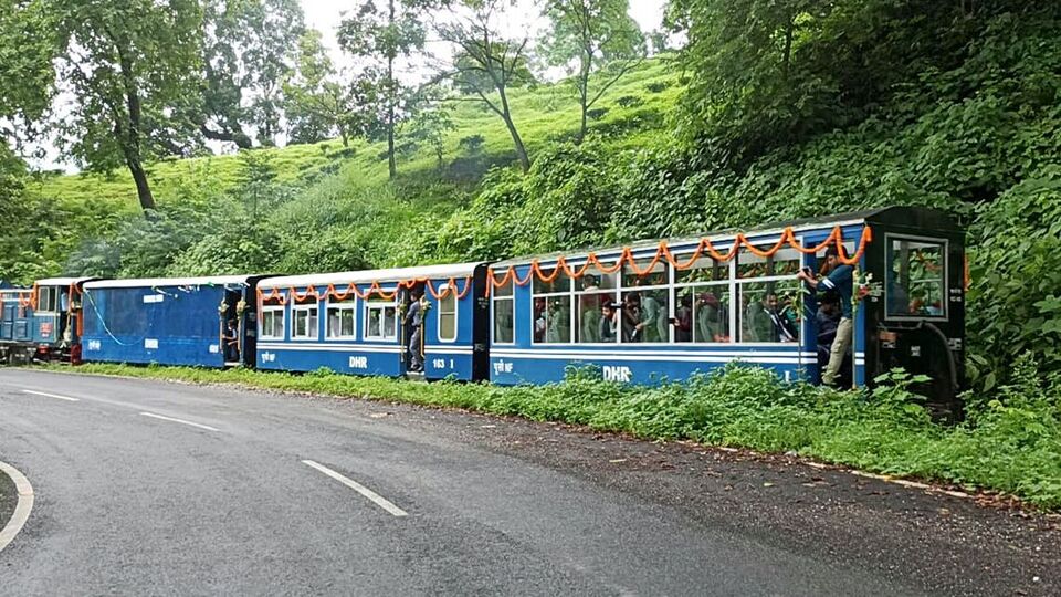 দার্জিলিং শহরের ভেতর এমন ট্রাফিক জ্যাম তৈরি হচ্ছে যে সংকীর্ণ রাস্তায় সমস্যায় পড়ে যাচ্ছেন পর্যটকরা। তবে এর জেরে পর্যটকদের উৎসাহ কোনও অংশে কমে যাচ্ছে তেমনটা কিন্তু নয়। অনেকেই ঘুমের পরে গাড়ি থেকে নেমে ছবি তোলা শুরু করে দিচ্ছেন।