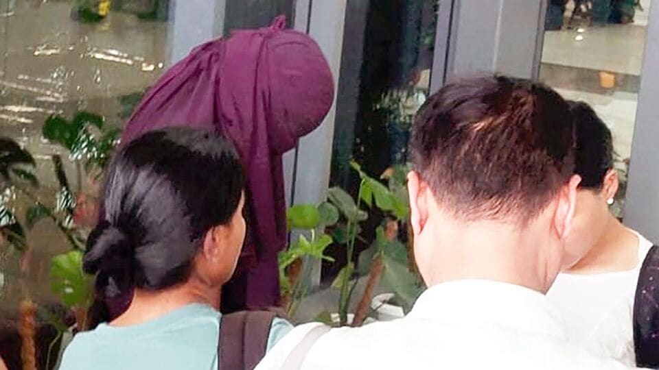 মঙ্গলবার উত্তরপ্রদেশের গাজিপুর থেকে সোনম রঘুবংশীকে গ্রেফতার করে মেঘালয় পুলিশ। পরে ওই রাতেই তাকে শিলংয়ে নিয়ে আসা হয়। এই খুনের ঘটনায় তার কথিত প্রেমিক রাজ কুশওয়াহা এবং তিন সন্দেহভাজন কন্ট্রাক্ট কিলারকে মধ্যপ্রদেশ ও উত্তরপ্রদেশ থেকে গ্রেফতার করা হয়েছিল। এর একদিন পরেই সোনম আত্মসমর্পণ করেছিল। 