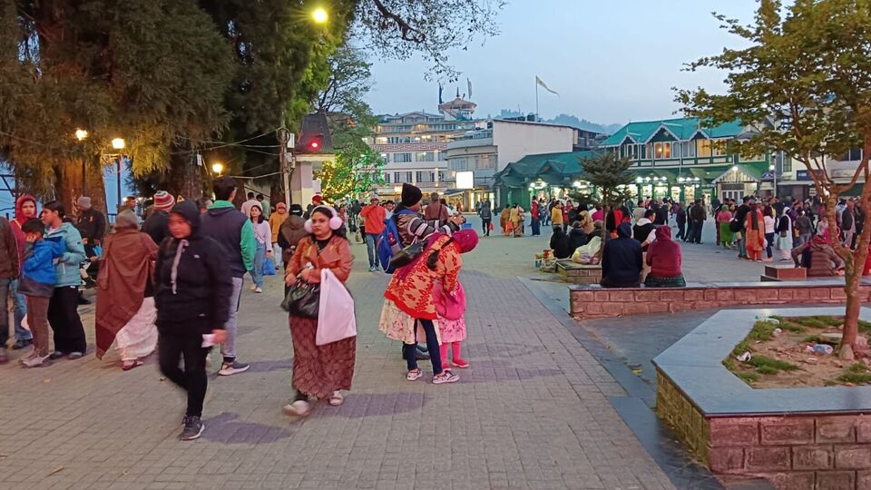 গাড়ির লম্বা লাইন ঘুমের পর থেকে। ঘণ্টার পর ঘণ্টা পেরিয়ে যাচ্ছে। পর্যটকরা হোটেলে পৌঁছতে পারছেন না। পর্যটকদের একাংশের মতে, ঘুম থেকে দার্জিলিং মোটামুটি ৮ কিমি। আর সেই ৮ কিমি পার হতেই সময় লেগে যাচ্ছে ২ থেকে আড়াই ঘণ্টা। 